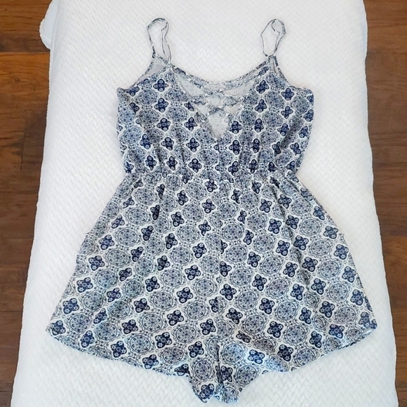 H&M Blue White Paisley Boho Romper Playsuit Size 8 - Picture 3 of 11